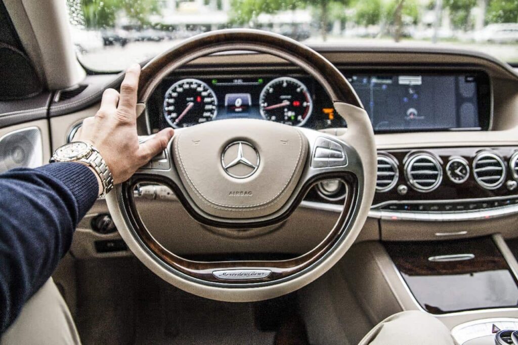 Tänapäeva Mercedeze salong ja süsteemid